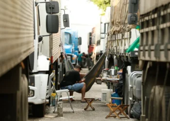 Jornada exaustiva e solidão afetam saúde mental de caminhoneiros