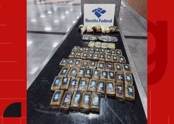 Passageira é presa no aeroporto após mais de 50 pacotes de haxixe serem encontrados em fundo falso de mala