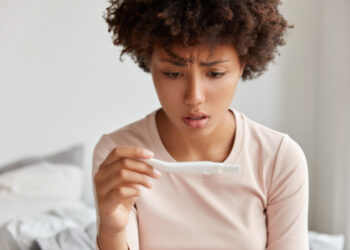 Especialista explica quanto tempo leva até a mulher conseguir engravidar após parar de tomar anticoncepcionais