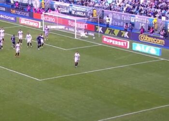 Na estreia de Jair Ventura, Vitória perde para o Grêmio e cai para 18ª colocação