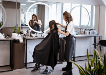 Uso em excesso de química capilar pode afetar a saúde dos rins, alerta médica nefrologista