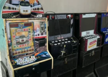 Operação da PM e da Polícia Civil apreende máquinas caça-níqueis e câmera em imóveis de facções em Salvador