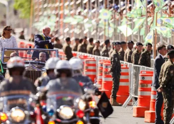 Público acompanha desfile cívico-militar aos gritos de “sem anistia”
