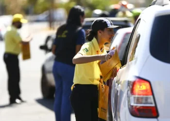 Transporte: melhor lugar de criança no carro é o meio do banco de trás