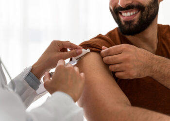 Especialista explica por que os adultos também devem se vacinar