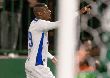 Cléber se torna o maior artilheiro do Avaí em uma Série B na década: “Alegria imensa”