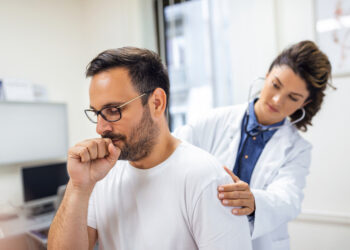 Fibrose Cística: Tosse persistente e falta de ar estão entre os sinais da doença