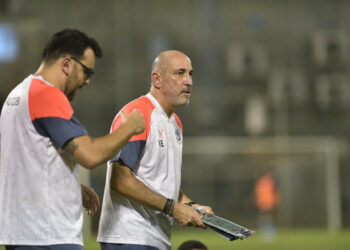 Com gols de brasileiros, Vinícius Eutrópio enaltece sua primeira vitória e é eleito o treinador da rodada no Campeonato do Bahrain