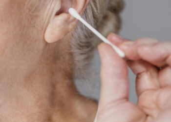 Uso de cotonete pode causar problemas auditivos, alerta especialista