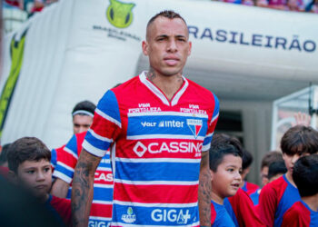 Breno Lopes vibra com gol e vitória do Fortaleza no Brasileirão