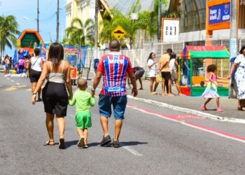 Viver Salvador celebra Dia das Crianças com ruas lotadas e público de todas as idades no Comércio