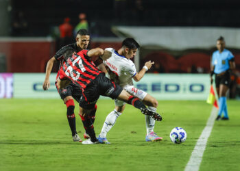 Vitória vence o Bahia, no Barradão, e se mantém vivo na luta contra o rebaixamento