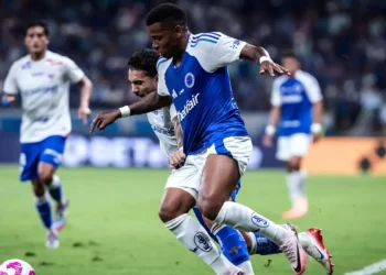 Cruzeiro vence e permanece na cola dos líderes do Brasileiro