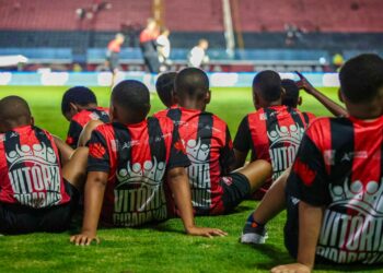 Crianças vivem noite inesquecível no Barradão em ação do Vitória e da Prefeitura