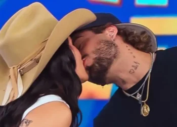 Zé Felipe e Ana Castela trocam primeiro beijo em público na TV