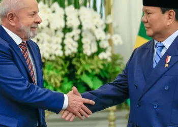 Brasil e Indonésia firmam acordos; Lula confirma candidatura em 2026