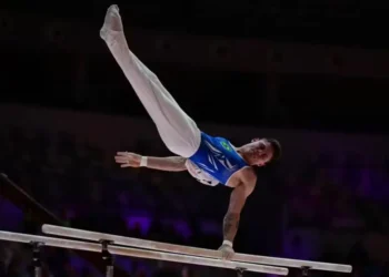 Caio Souza fecha no top-10 do individual geral no Mundial de ginástica artística