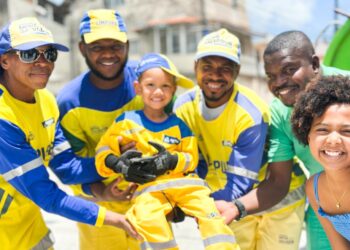 Clubinho da Limpurb realiza sonho de menino de 3 anos que tem mochila em formato de “caminhão de lixo”