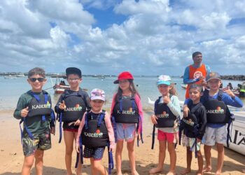 Presente no Dia das Crianças! Pais e filhos se aventuram em canoas havaianas na Praia da Preguiça, nos dias 11 e 12 de outubro