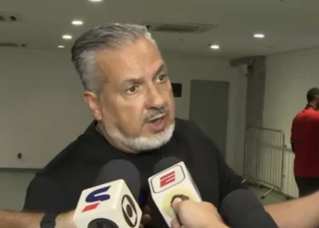 Diretor do Flamengo dispara contra arbitragem após derrota para o Bahia: “Isso não me cheira bem”