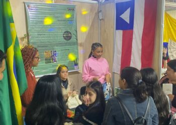 Estudantes baianos da rede estadual apresentam projetos em encontro de ciências e tecnologia, no Chile