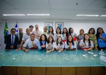 Estudantes baianos campeões em feira internacional são homenageados com almoço na SEC