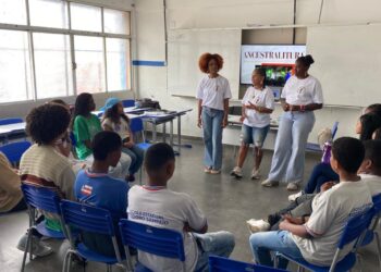 Estudantes participam da 1ª Festa Literária da Escola Estadual Teodoro Sampaio, em Salvador