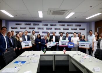 Governador se reúne com prefeito de Jacaraci e entrega equipamentos de saúde para o município