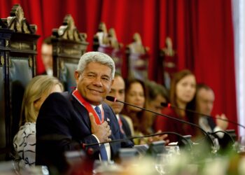 Jerônimo Rodrigues recebe homenagem durante abertura do XVII Consepre e destaca importância da Bahia no fortalecimento do Judiciário