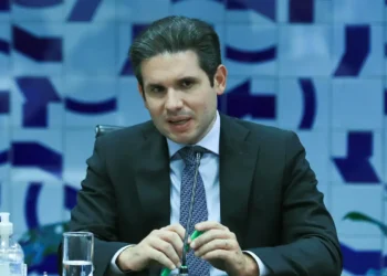 Hugo Motta confirma para hoje votação de isenção do Imposto de Renda