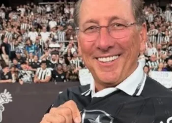 John Textor faz proposta bilionária para comprar o Wolverhampton, diz jornal