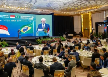 Lula defende uso de moedas locais para comércio Brasil-Indonésia