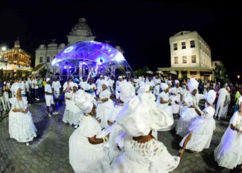Salvador Capital Afro ocupa Viver Salvador com desfile de moda e Márcio Victor e Felipe Escandurras na passarela