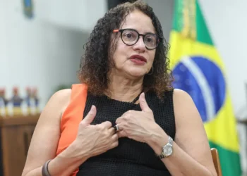 Vacina brasileira de covid ajuda a combater negacionismo, diz ministra