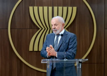 Lula quer discutir com Trump punição dada a ministros do STF