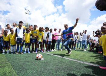 Prefeitura entrega 84º campo com grama sintética e estimula prática esportiva em Jaguaripe II