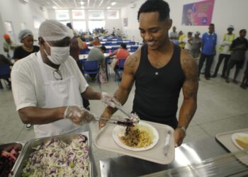 Em vídeo, O Kanalha vai a restaurante popular da Prefeitura e destaca “molho” que alimenta mais de 4 mil pessoas por dia