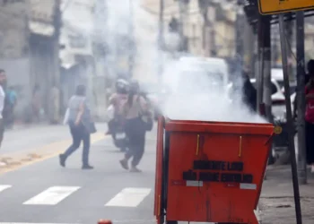 Moradores retiram cerca de 50 corpos em área de mata após operação