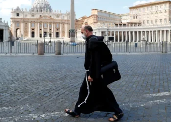 Igreja Católica é lenta para ajudar vítimas de abuso, diz comissão