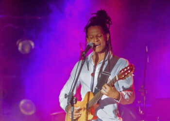 Músico Denny Francuá apresenta show “Linha do Tempo” no foyer do TCS