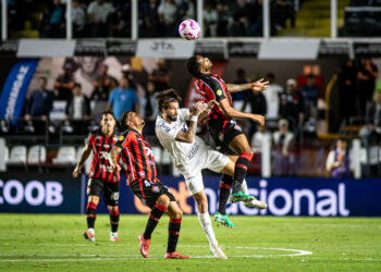 Luta contra o Z-4: Vitoria surpreende e vence o Santos na Vila Belmiro