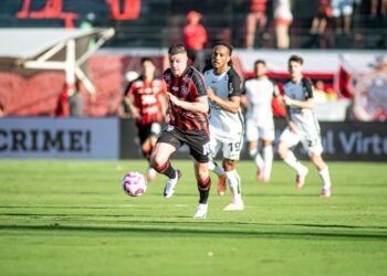 Em casa e com um a mais em campo, Vitória perde para o Corinthians e continua no Z-4