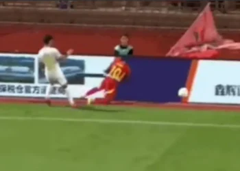 Jogador sofre grave lesão na China após bater cabeça em alambrado e corre risco de paraplegia