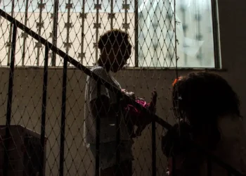 Cai tempo de acolhimento de crianças no estado do Rio