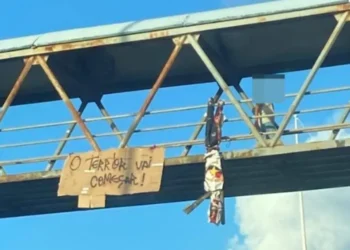 Bonecos e ameaças são pendurados em passarelas de Salvador antes do Ba-Vi: “O terror vai começar”