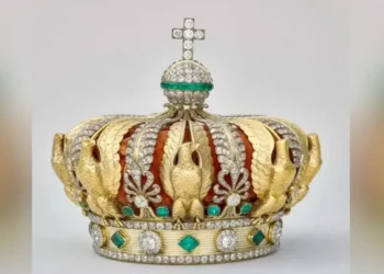 Coroa imperial roubada do Louvre é encontrada danificada em rua próxima ao museu