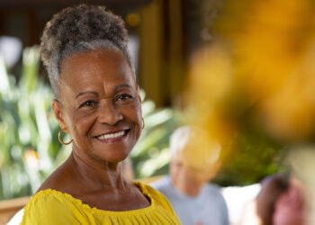 Saúde bucal na menopausa: riscos e cuidados essenciais