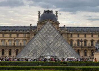 Vai virar filme: Roubo de joias no Louvre mobiliza polícia e fecha o museu em Paris