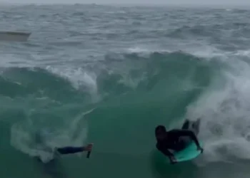 Salvador: frente fria gera ondas no Porto da Barra e surfistas aproveitam