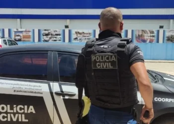 Criminosos invadem loja e matam dois homens em ataque a tiros em Lauro de Freitas